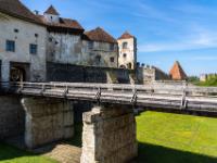 Burggraben mit Brücke zur Hauptburg